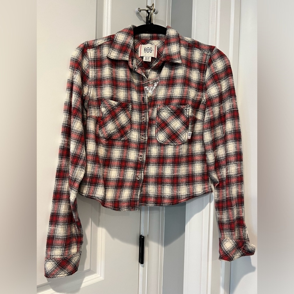 🏷️ Urban Outfitters Dakota Cropped Flannel Button-Down Shirt. Size XS RedPlaid